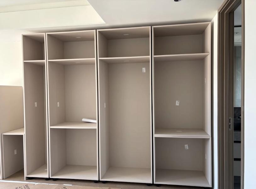 Independent unit carcass construction with individual side panels