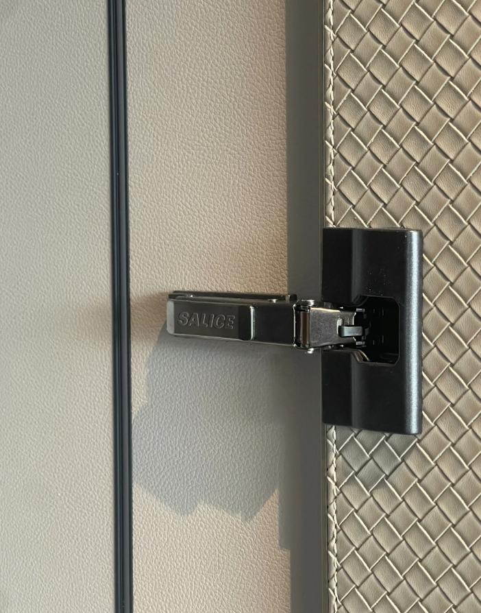 Concealed straight-arm damped hinge