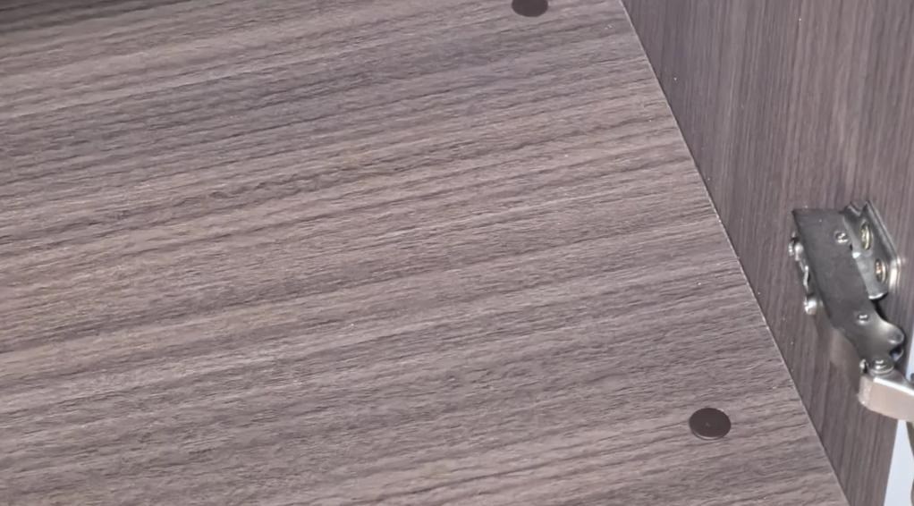 Capped fixing screw, interior