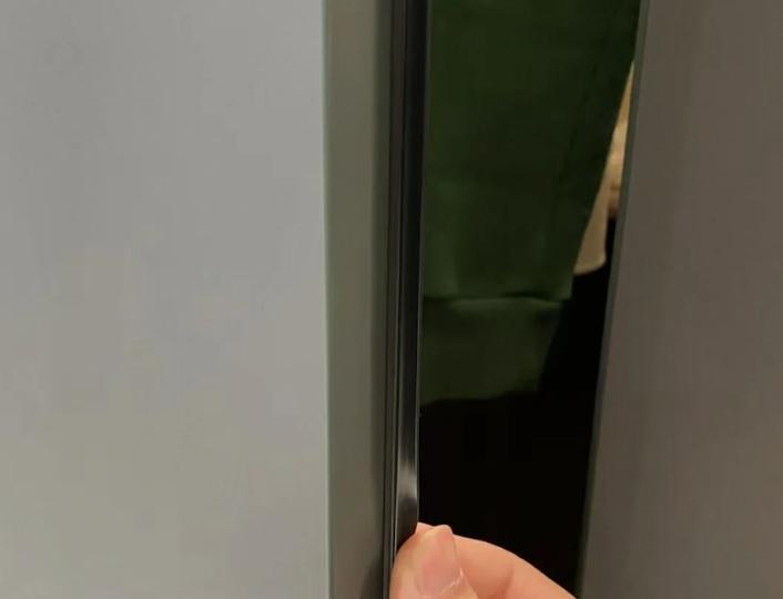 Colour-matched silent bumper